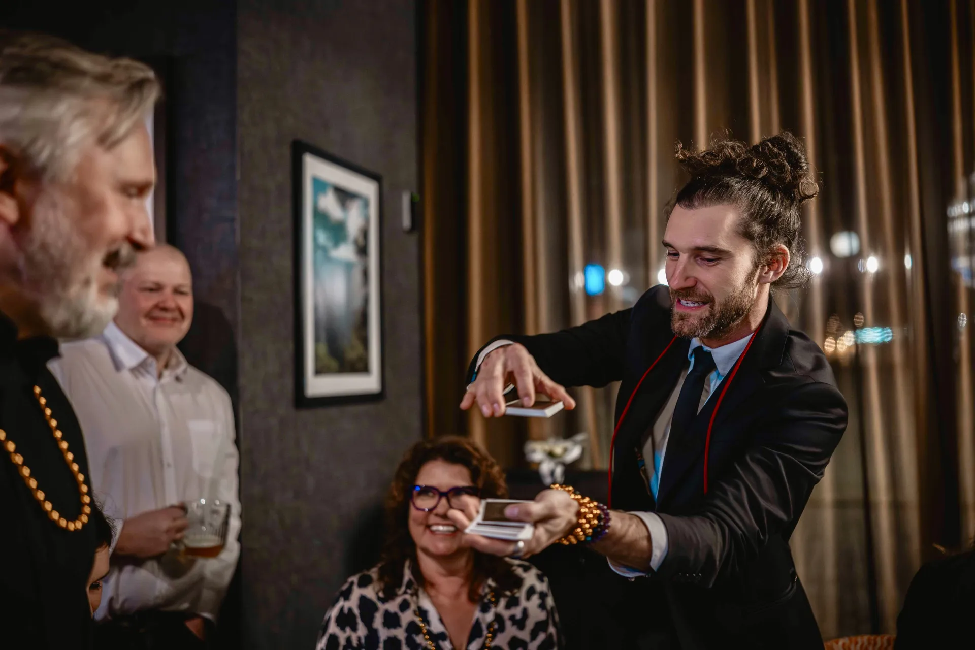 Kouzelník s kartami mezi hosty